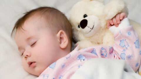 5 أشياء تضبط ساعة نوم طفلك