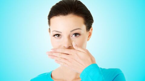 طريقة طبيعية لإزالة رائحة الفم الكريهة