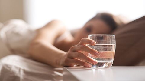 فوائد وأضرار شرب الماء قبل النوم