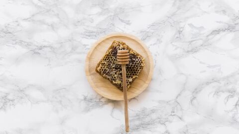 فوائد شمع العسل للبشرة الدهنية