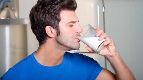 فوائد شرب الحليب على الريق