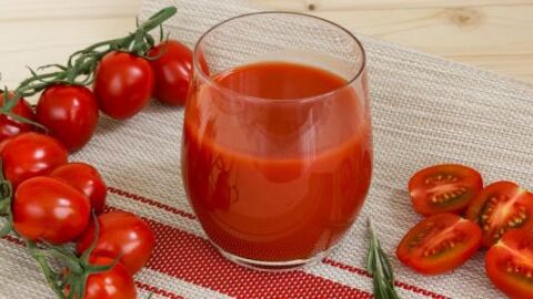 فوائد شرب عصير الطماطم للبشرة