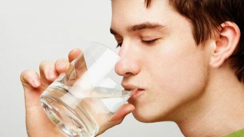 فوائد شرب الماء بعد الأكل