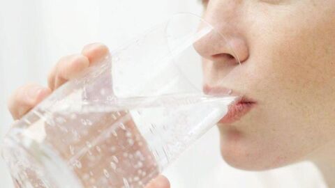 فوائد شرب الماء للشعر والبشرة