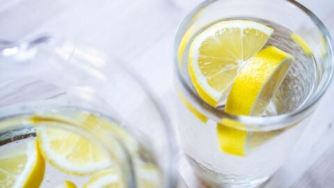 فوائد شرب الماء مع الليمون يومياً