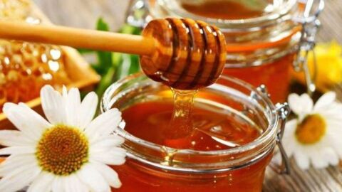 فوائد العسل للشعر المتقصف
