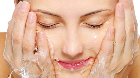 فوائد غسل الوجه بالماء والملح