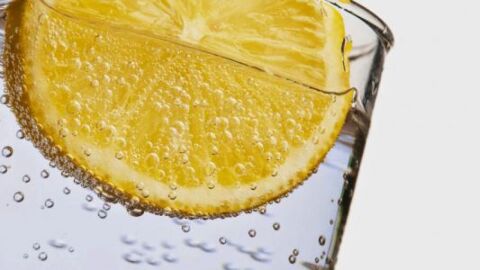 فوائد الماء مع شرائح الليمون