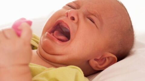 أسباب بكاء الأطفال أثناء النوم