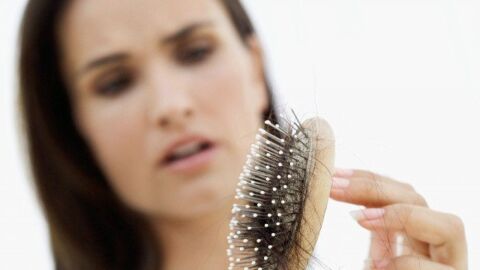 أسباب تساقط الشعر وعلاجه طبيعياً
