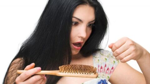 أسباب تساقط الشعر وعلاجه عند النساء
