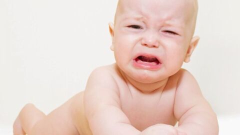 أسباب بكاء الطفل الرضيع المستمر
