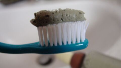 طريقة تبييض الأسنان بالفحم