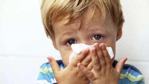 الرشح والإنفلونزا عند الأطفال - فيديو