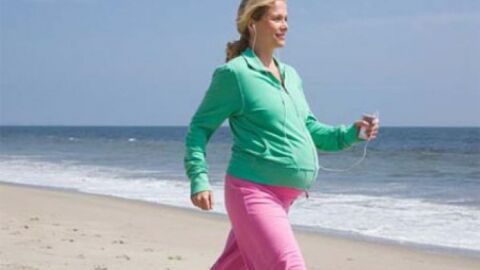 هل المشي يسهل الولادة