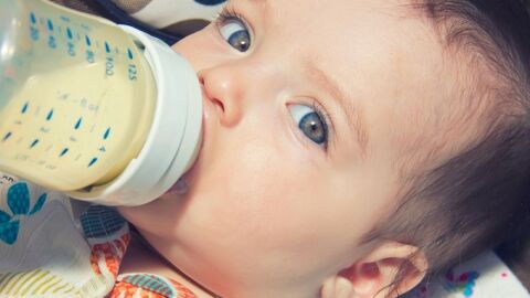 كيف أعلم طفلي على الرضاعة الصناعية