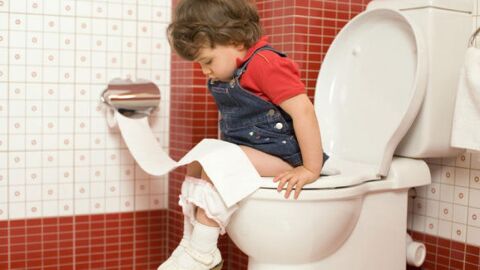 كيف أعلم طفلي استخدام الحمام