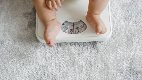 كيف أعرف الوزن المثالي للطفل