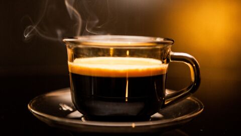 كم يحتوي كوب القهوة من الكافيين