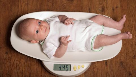 كم وزن الطفل في الشهر الثاني