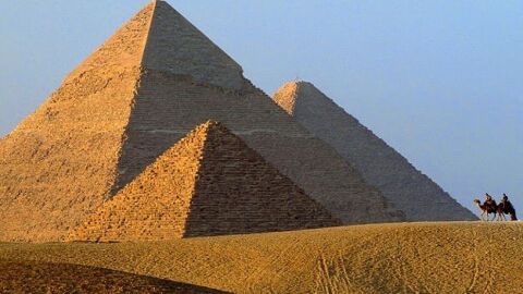 كيف بنى المصريون الأهرامات