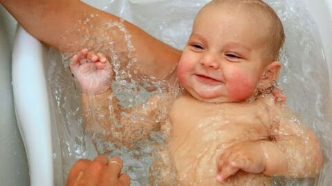 كيفية استحمام الطفل الرضيع