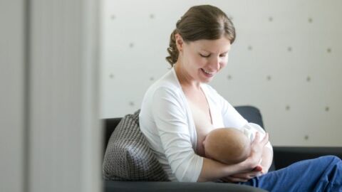 كيف تكون الرضاعة الطبيعية الصحيحة