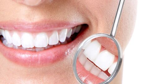 كيف تصبح الأسنان بيضاء