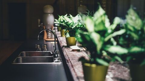 كيفية تنظيف حوض المطبخ