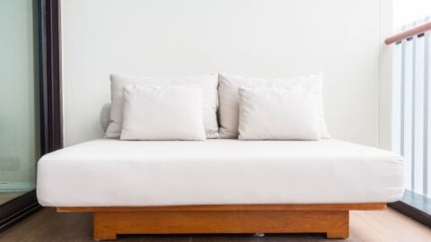 كيفية تنظيف مرتبة السرير من البقع