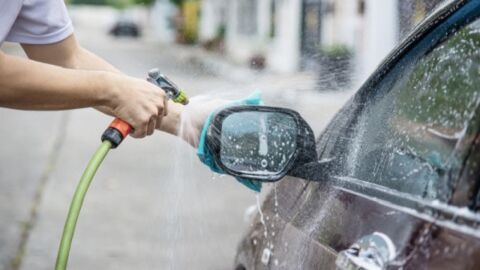كيفية تنظيف زجاج السيارة