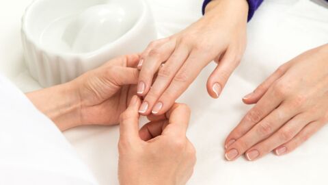 كيفية تنظيف أظافر اليدين