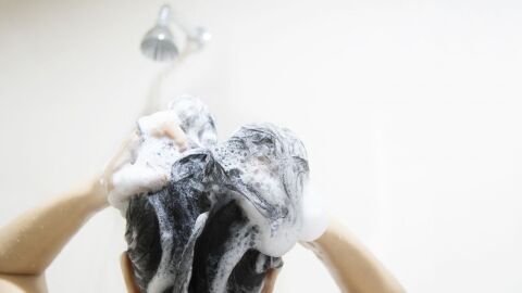 طريقة تنظيف فروة الرأس من القشرة
