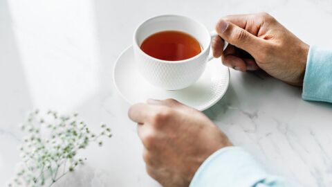 كيفية تنظيف بقع الشاي من الملابس