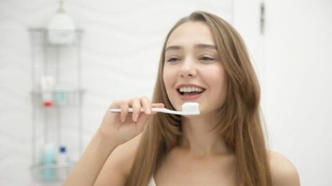 كيف يتم تنظيف الأسنان