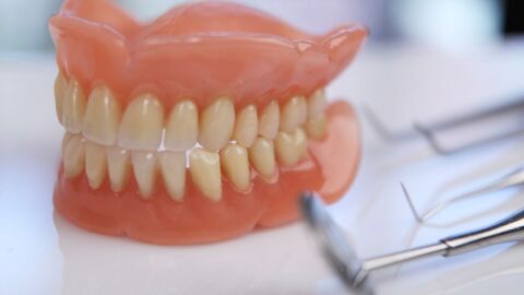 كيفية تنظيف طقم الأسنان المتحرك