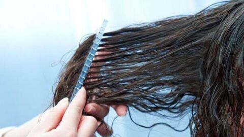 طريقة تمشيط الشعر المجعد