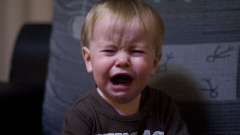كيفية التعامل مع الطفل العنيد كثير البكاء