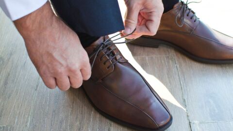 كيفية تكبير الحذاء الضيق للرجال