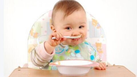 طريقة إطعام الطفل الرضيع