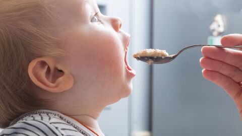 طرق اطعام الطفل الرضيع