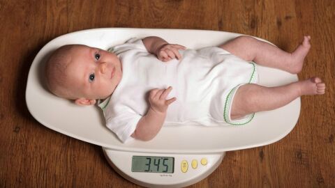 كيفية زيادة وزن الطفل حديث الولادة