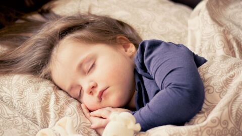 كيفية تعويد الطفل على النوم بمفرده