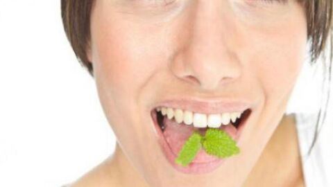 كيفية التخلص من رائحة الفم الكريهة طبيعياً