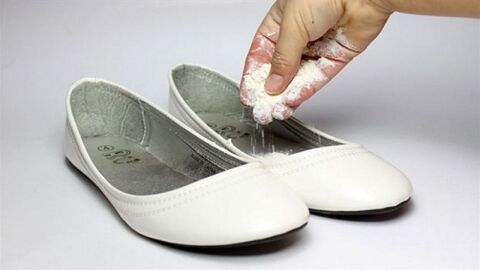 كيفية التخلص من رائحة الحذاء