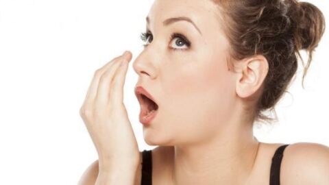 كيف تتخلص من رائحة الثوم من الفم