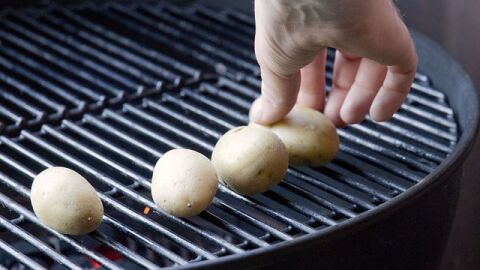 طريقة شوي البطاطس على الفحم