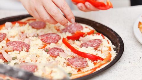 كيفية صنع البيتزا