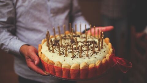كيفية صنع كعكة عيد ميلاد بسيطة