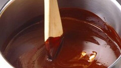 طريقة عمل صلصلة الشوكولاتة للدونات